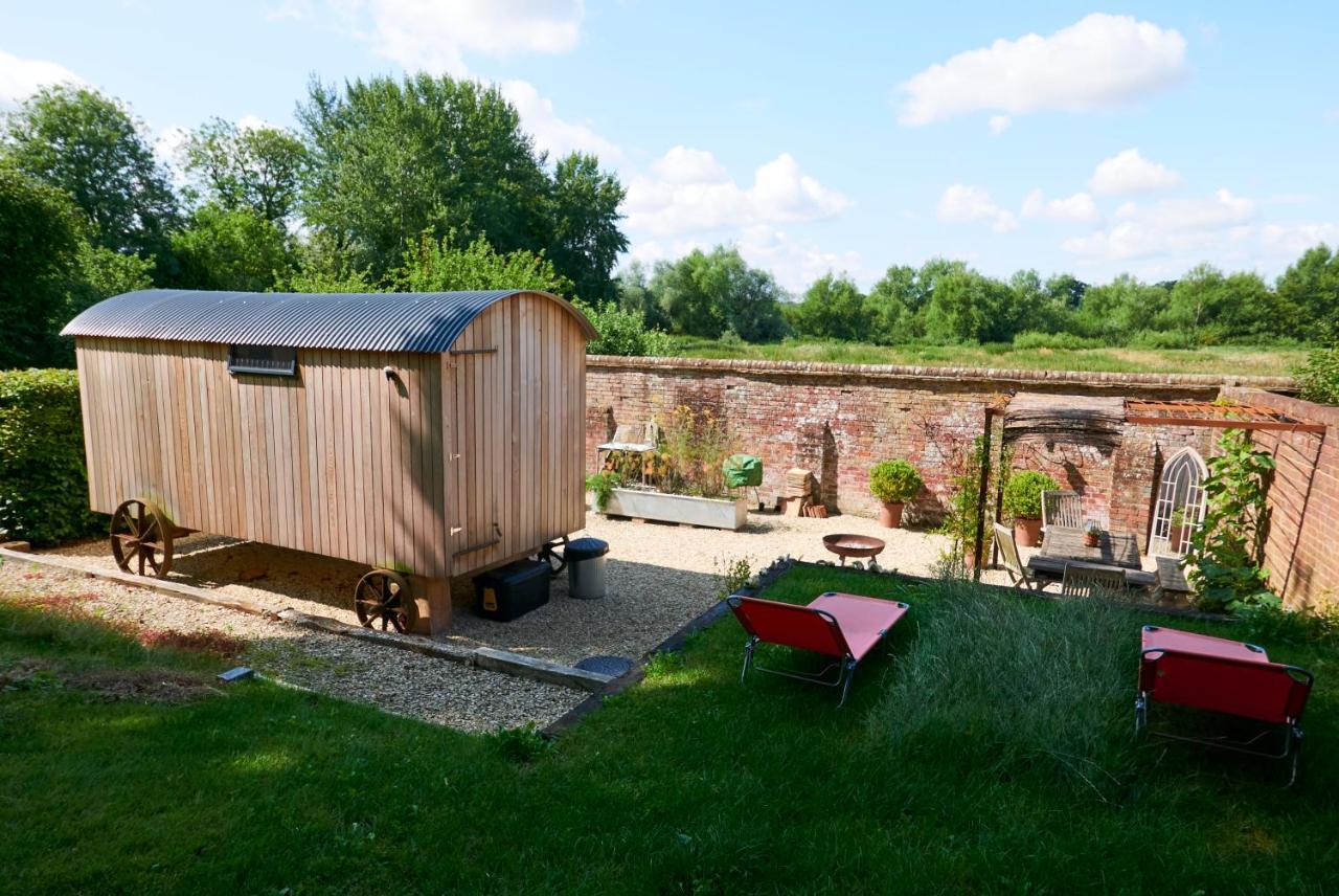 Hut64 Vila Alderbury Exterior foto
