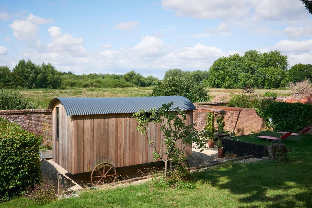 Hut64 Vila Alderbury Exterior foto